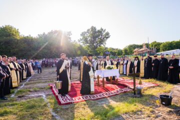 Sfințirea locului în care va fi ridicată biserica de zid a Schitului Mănăstioara-Udești