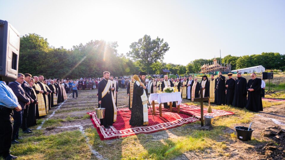 Sfințirea locului în care va fi ridicată biserica de zid a Schitului Mănăstioara-Udești Sfințirea locului în care va fi ridicată biserica de zid a Schitului Mănăstioara-Udești