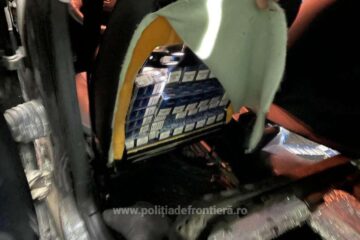 Mașină burdușită cu țigări ascunse în diverse locuri, luată la puricat la frontieră