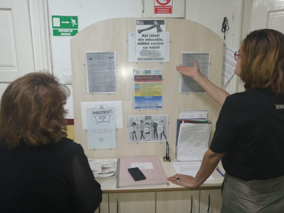 Membrii de sindicat afiliați la UJS Pro-Educația (FSE Spiru Haret) protestează astăzi în școlile sucevene