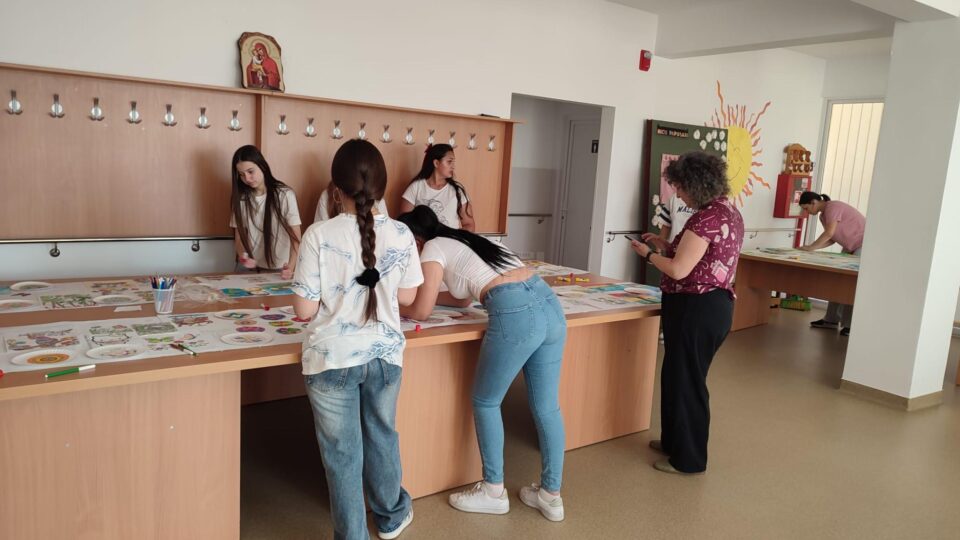 Lucrări realizate de elevi humoreni, ilustrând viziuni creative asupra copilăriei, empatiei și prieteniei, adunate într-o expoziție