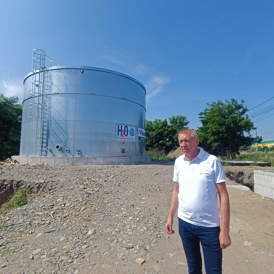 ”Lucrările vor mai dura minimim o lună, dar fac apel la constructor pentru a urgenta totul”, a mai spus primarul Eduard Dziminschi ”Lucrările vor mai dura minimim o lună, dar fac apel la constructor pentru a urgenta totul”, a mai spus primarul Eduard Dziminschi