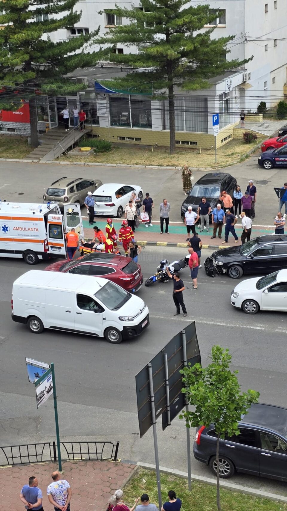 Motociclist rănit după ce a fost lovit de o mașină care ieșea dintr-o parcare