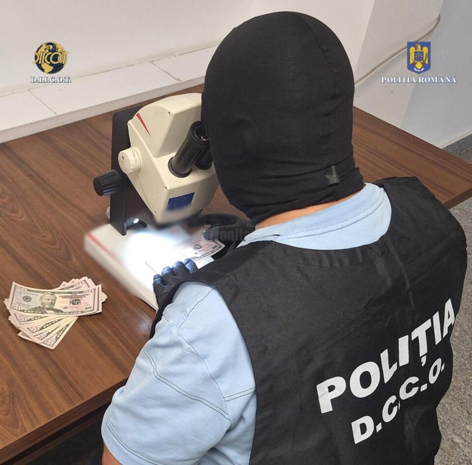 Percheziții la Vatra Dornei, la persoane suspecte că puneau pe piață dolari falsificați Percheziții la Vatra Dornei, la persoane suspecte că puneau pe piață dolari falsificați