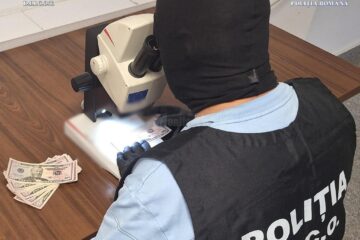 Percheziții la Vatra Dornei, la persoane suspecte că puneau pe piață dolari falsificați