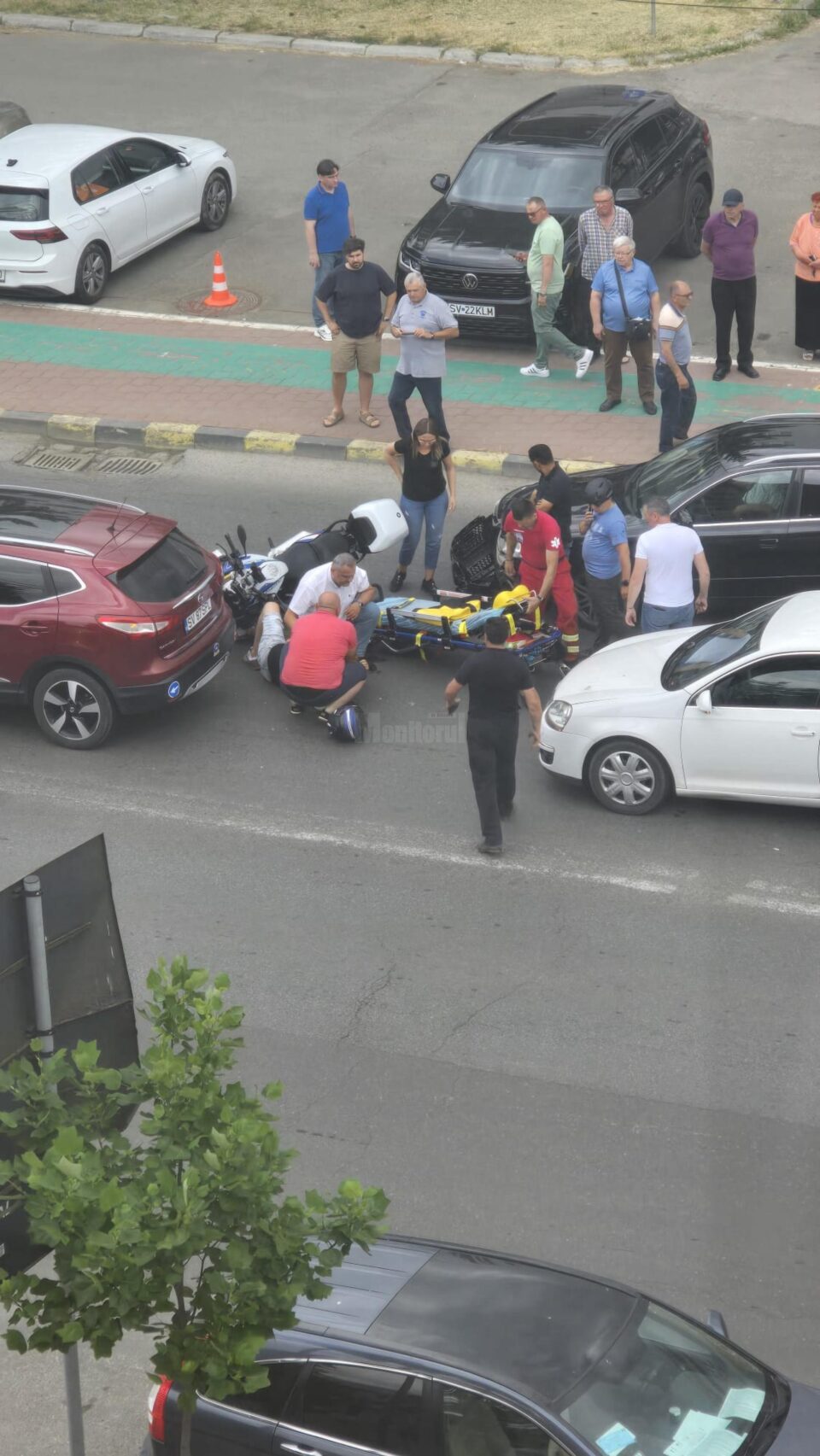 Motociclist rănit după ce a fost lovit de o mașină care ieșea dintr-o parcare