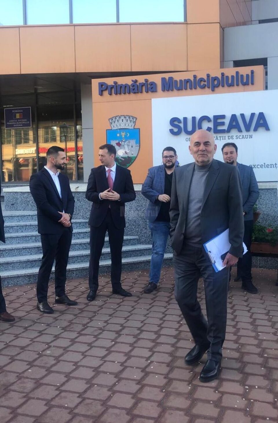 Primarul Vasile Rîmbu va întâmpina procesiunea cu moaștele Sf. Ioan cel Nou de la Suceava în fața primăriei Primarul Vasile Rîmbu va întâmpina procesiunea cu moaștele Sf. Ioan cel Nou de la Suceava în fața primăriei