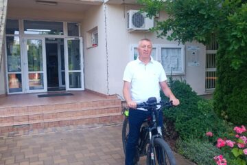 Primarul Eduard Dziminschi spune că zilnic parcurge 10-20 de kilometri pe drumurile din comună, acolo unde este nevoie de prezența sa