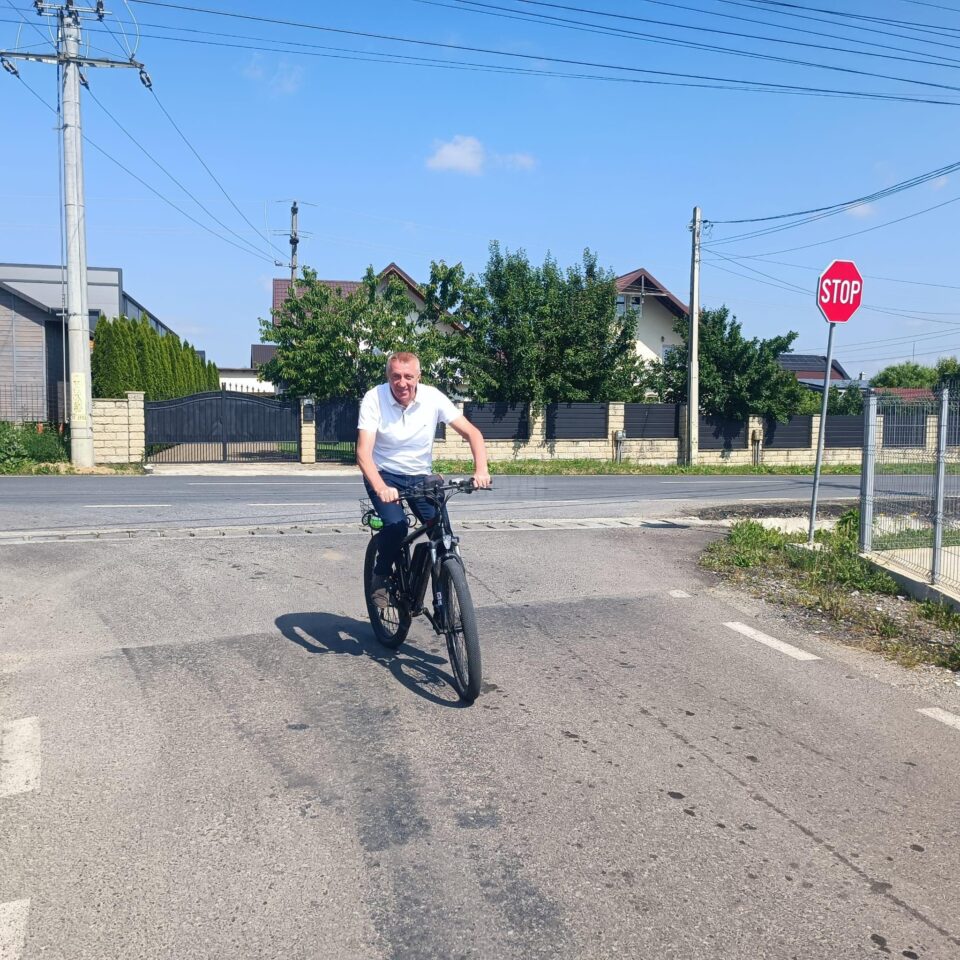 Primarul Eduard Dziminschi spune că zilnic parcurge 10-20 de kilometri pe drumurile din comună, acolo unde este nevoie de prezența sa