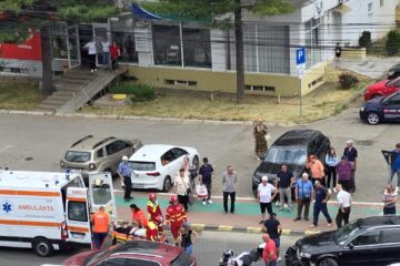 Motociclist rănit după ce a fost lovit de o mașină care ieșea dintr-o parcare