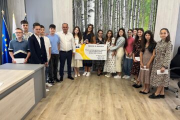 Elevii de nota 10 ai comunei Dărmănești, premiați de primarul Dan Chidoveț