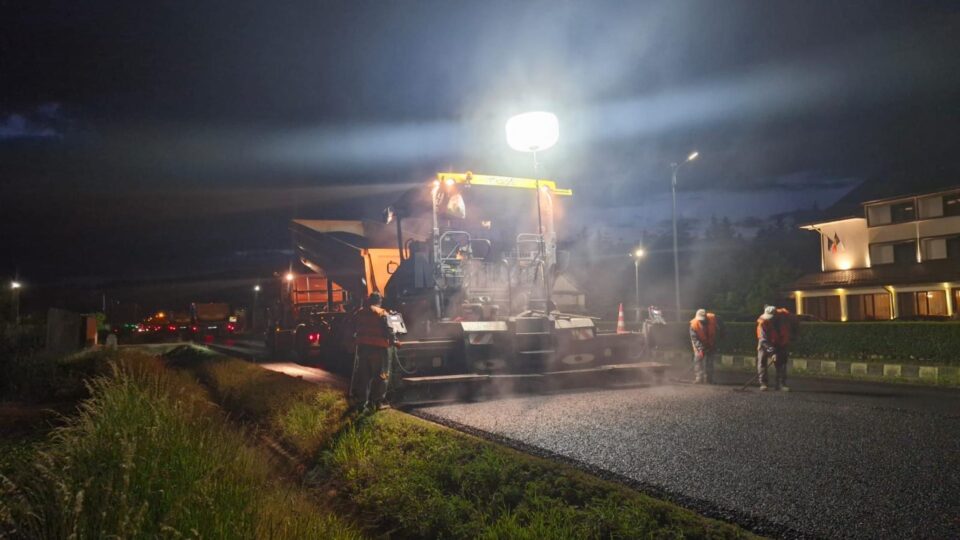 Se toarnă covor asfaltic pe DN 17, între Păltinoasa și Gura Humorului