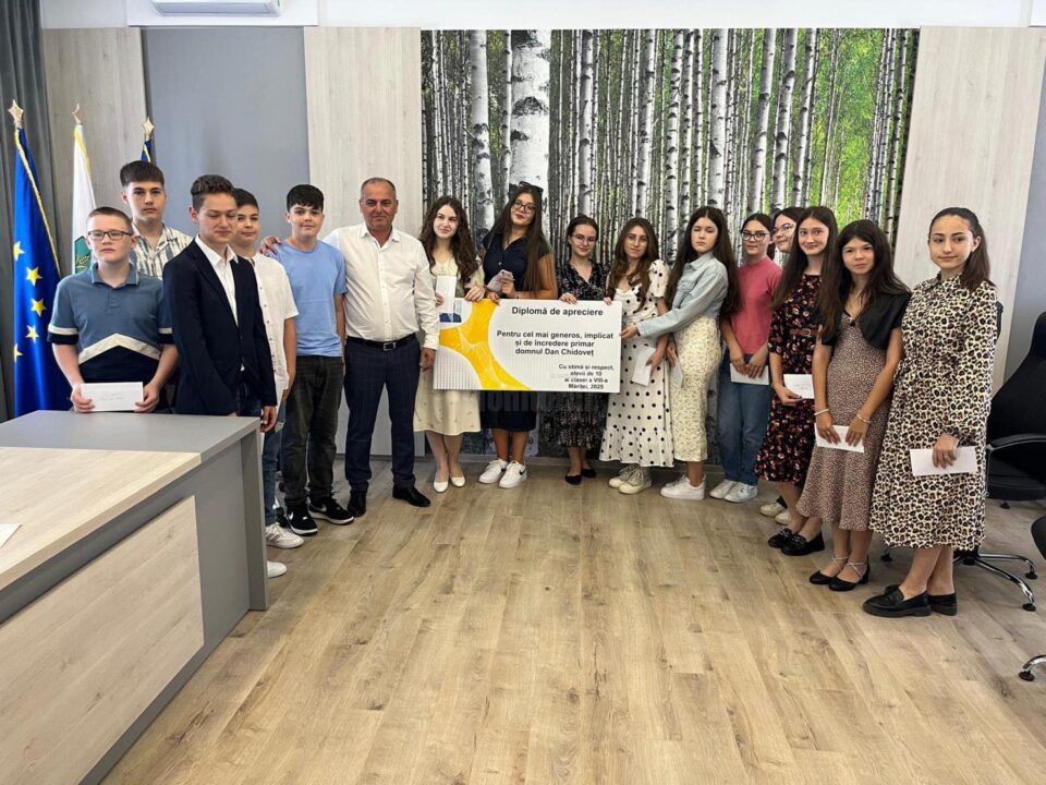 Elevii de nota 10 ai comunei Dărmănești, premiați de primarul Dan Chidoveț