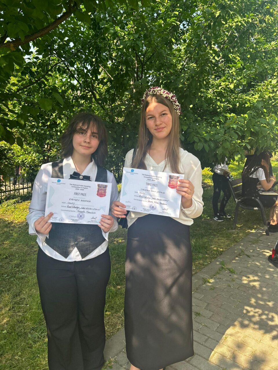 Excelență în arta discursului: Două eleve de la Liceul din Liteni premiate la Concursul Național de Public Speaking în limba engleză – ediția 2025 Excelență în arta discursului: Două eleve de la Liceul din Liteni premiate la Concursul Național de Public Speaking în limba engleză – ediția 2025