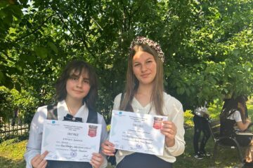 Excelență în arta discursului: Două eleve de la Liceul din Liteni premiate la Concursul Național de Public Speaking în limba engleză – ediția 2025