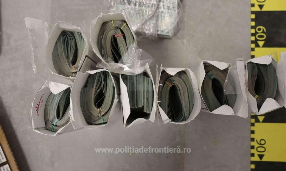 Dolari ascunși în cartușe de țigări
