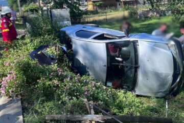 O tânără de 22 de ani s-a răsturnat cu mașina în afara părții carosabile