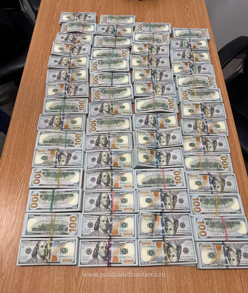 Dolarii ascunși în cartușele de țigări