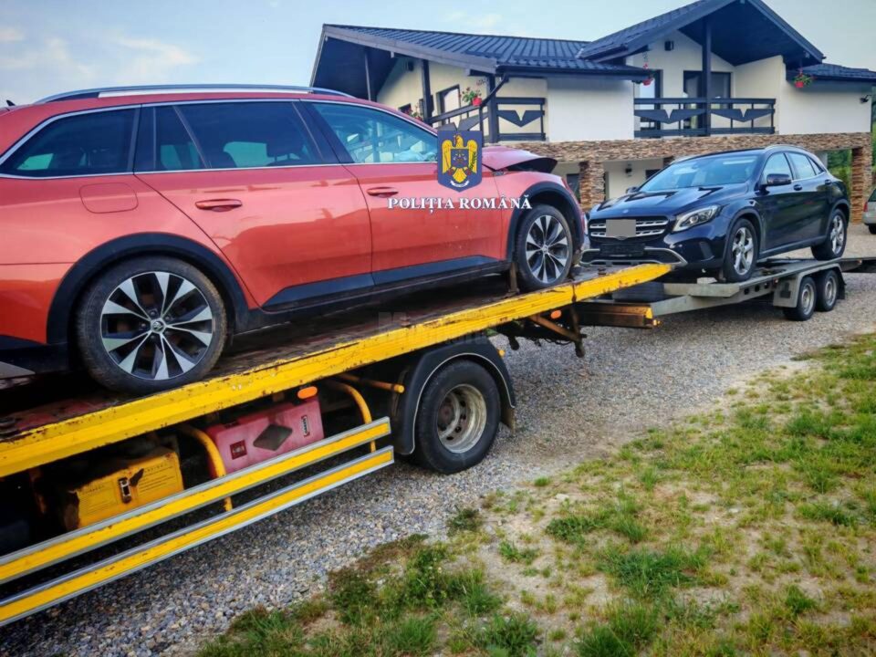 Cele două autovehicule au fost luate în custodie de polițiști
