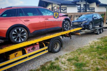 Cele două autovehicule au fost luate în custodie de polițiști