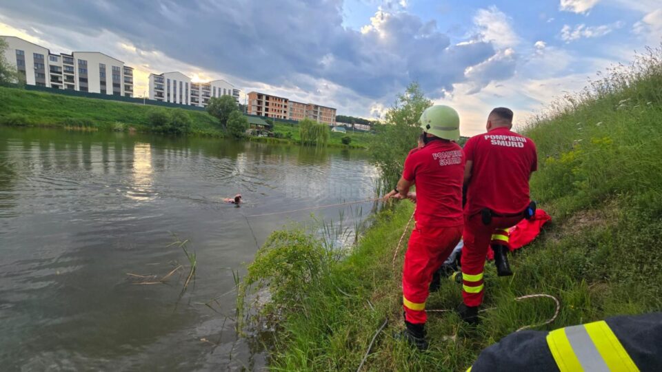 Bărbat salvat de pompieri de la înec
