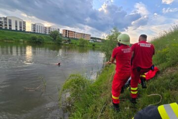 Bărbat salvat de pompieri de la înec