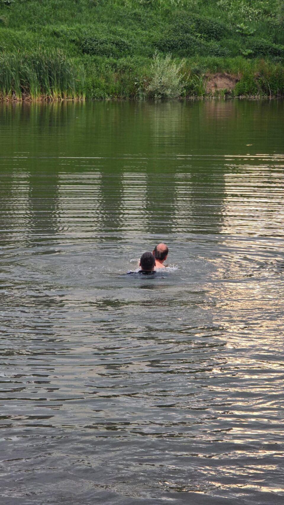 Bărbat salvat de pompieri de la înec