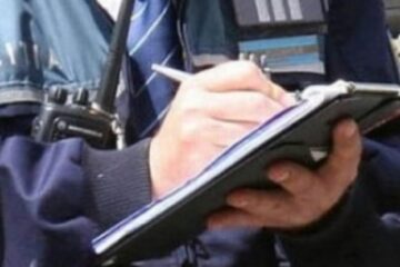Mamă aflată la volan, amendată după ce fetele ei au fost surprinse ieșite pe trapa mașinii în mers