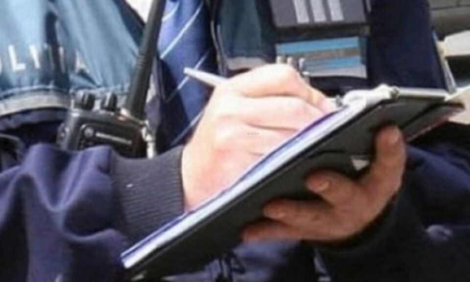 Mamă aflată la volan, amendată după ce fetele ei au fost surprinse ieșite pe trapa mașinii în mers Mamă aflată la volan, amendată după ce fetele ei au fost surprinse ieșite pe trapa mașinii în mers