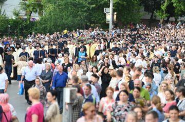 Procesiunea „Calea Sfântului”, purtând moaștele Marelui Mucenic Ioan cel Nou de la Suceava, a adunat mii de credincioși pe străzile orașului