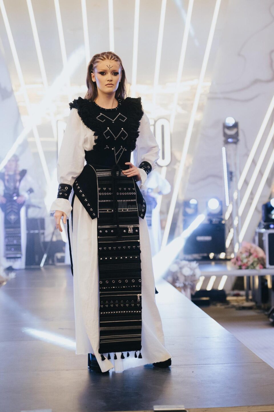 Portul tradițional românesc, reinterpretat elegant de o tânără creatoare de modă din Suceava