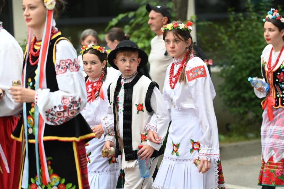 Procesiunea „Calea Sfântului”, purtând moaștele Marelui Mucenic Ioan cel Nou de la Suceava, a adunat mii de credincioși pe străzile orașului