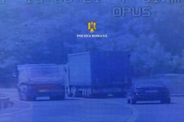 Șofer de camion, prins în timp ce depășea un tir în curbă și pe linie continuă