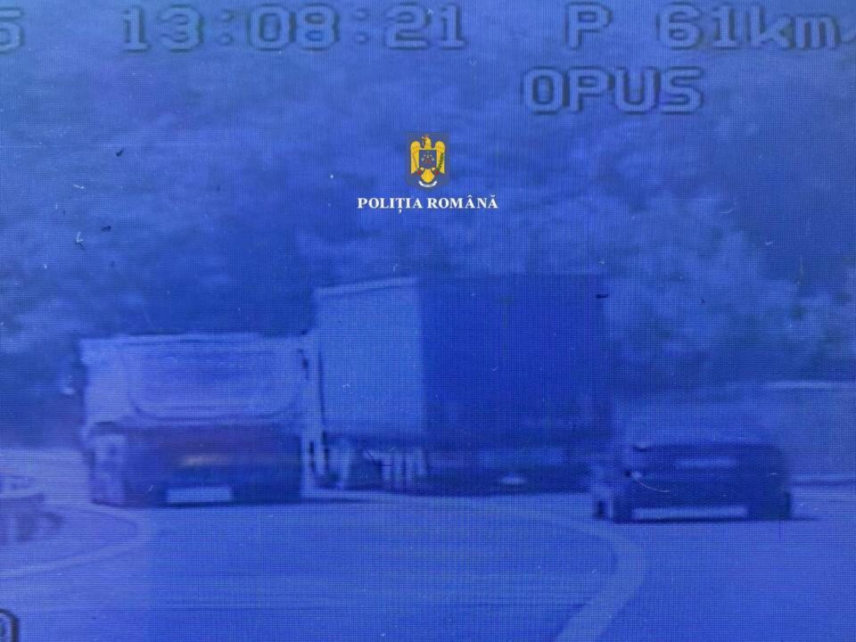 Șofer de camion, prins în timp ce depășea un tir în curbă și pe linie continuă