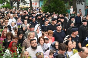 Procesiunea „Calea Sfântului”, purtând moaștele Marelui Mucenic Ioan cel Nou de la Suceava, a adunat mii de credincioși pe străzile orașului