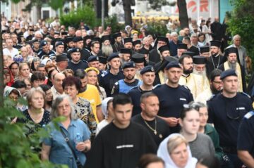Procesiunea „Calea Sfântului”, purtând moaștele Marelui Mucenic Ioan cel Nou de la Suceava, a adunat mii de credincioși pe străzile orașului