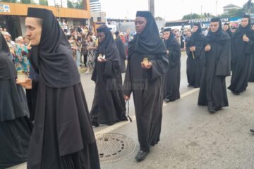 Două călugărițe de la mănăstirea construită de Becali în Uganda au participat la procesiunea cu moaștele Sfântului Ioan cel Nou de la Suceava