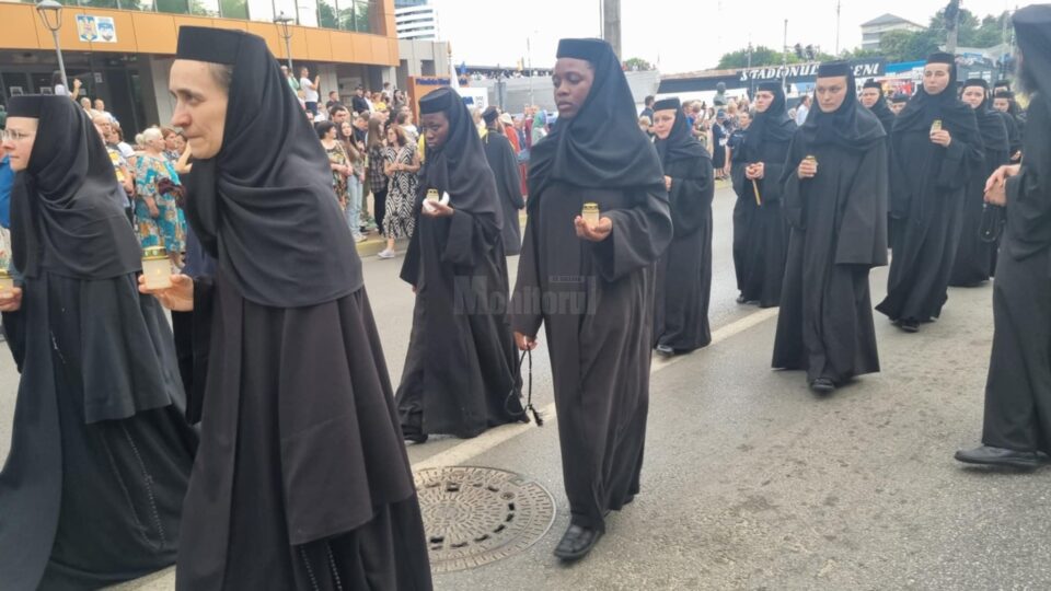 Două călugărițe de la mănăstirea construită de Becali în Uganda au participat la procesiunea cu moaștele Sfântului Ioan cel Nou de la Suceava