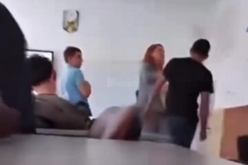 Profesoară filmată în timp ce pălmuia un elev pe care ulterior l-a scos din clasă