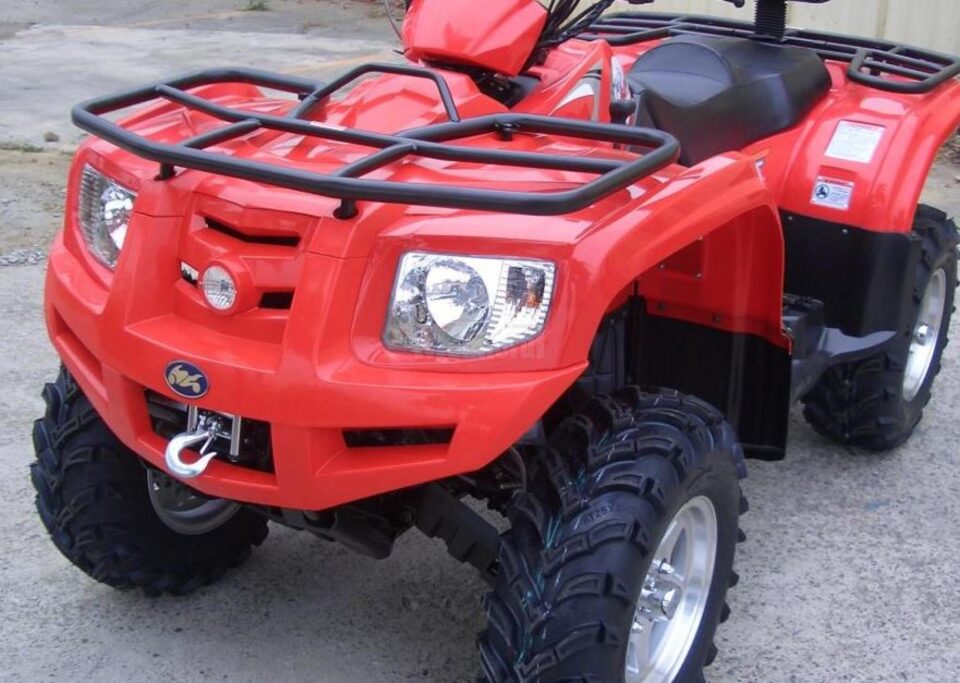 A luat un ATV din curtea unui prieten și a plecat la plimbare chiar dacă era băut și nu avea permis A luat un ATV din curtea unui prieten și a plecat la plimbare chiar dacă era băut și nu avea permis