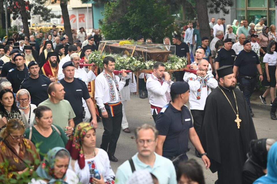 Procesiunea „Calea Sfântului”, purtând moaștele Marelui Mucenic Ioan cel Nou de la Suceava, a adunat mii de credincioși pe străzile orașului