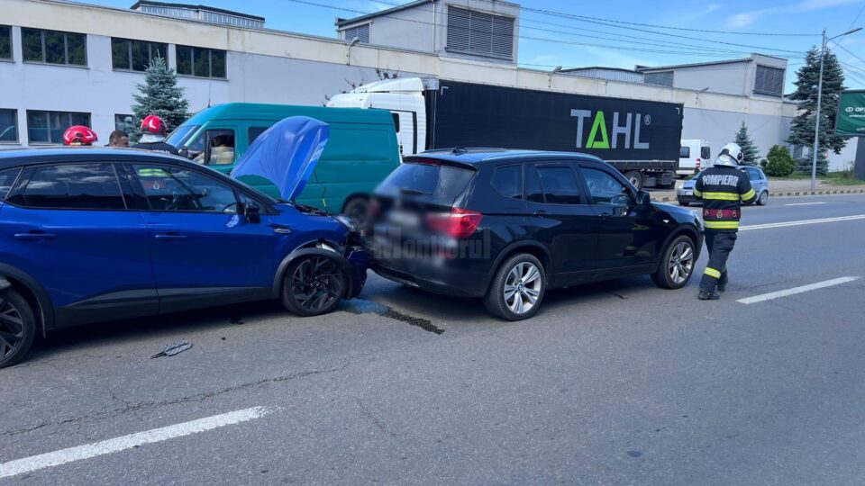 Coliziune între trei autoturisme, în orașul Gura Humorului