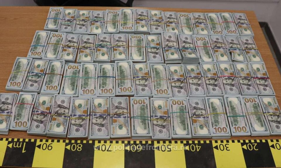 Aproape 600.000 de dolari, găsiți ascunși în cartușe de țigări