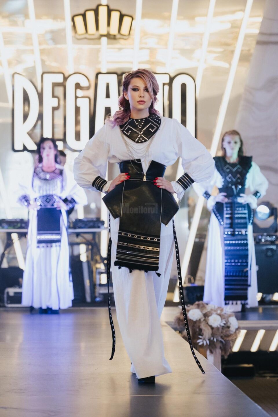 Portul tradițional românesc, reinterpretat elegant de o tânără creatoare de modă din Suceava
