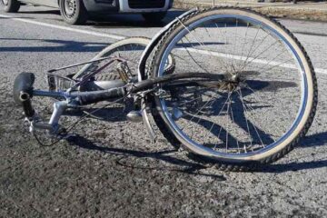 Un motociclist care a depășit o coloană de mașini a accidentat un biciclist de 68 de ani