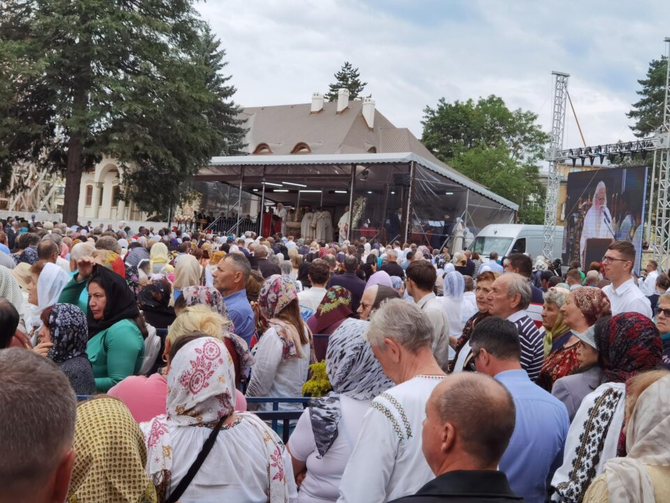 Mii de credincioși, prezenți la Sfânta Liturghie, de Hramul Sucevei