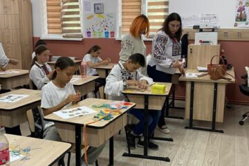 Ziua Universală a Iei, sărbătorită de Clubul Soroptimist și „Bucovina coase ie” alături de copii din Pătrăuți