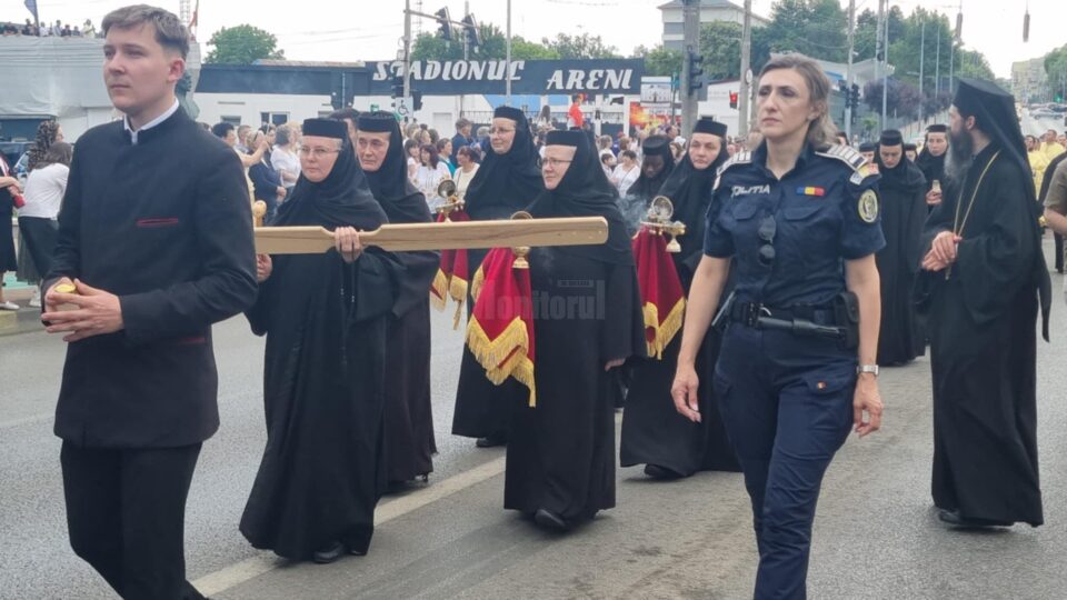 Două călugărițe de la mănăstirea construită de Becali în Uganda au participat la procesiunea cu moaștele Sfântului Ioan cel Nou de la Suceava