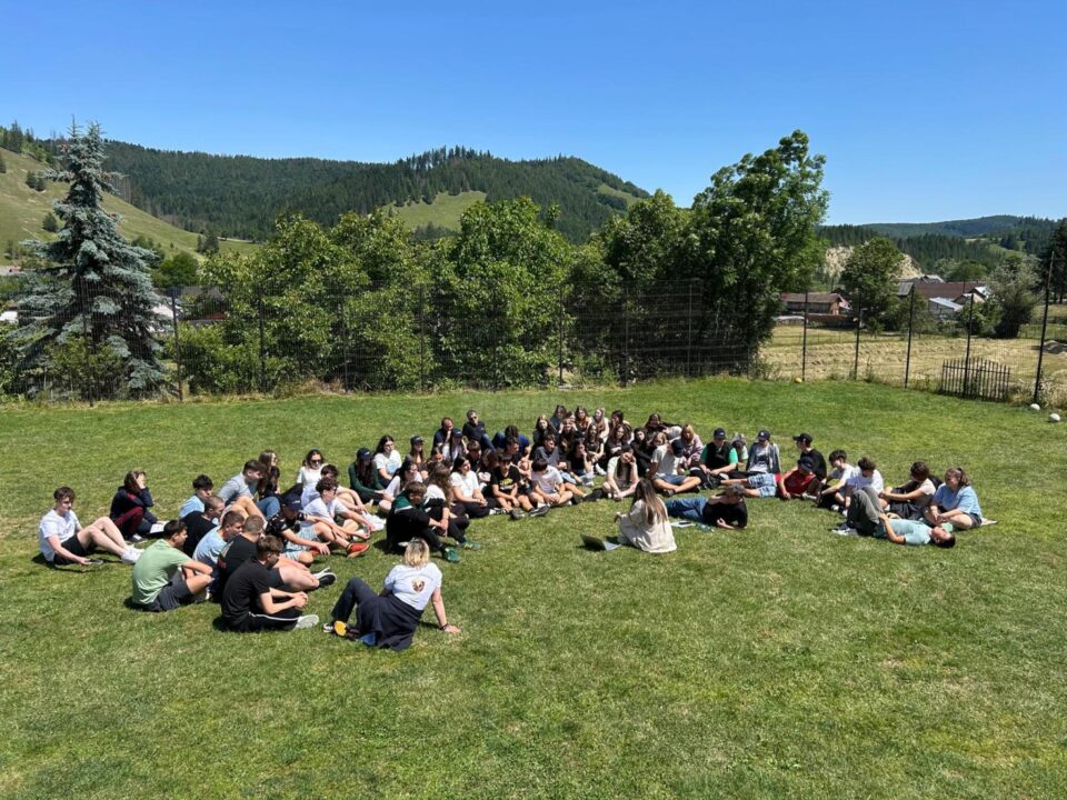 Start pentru prevenție și educație: 60 de tineri au participat la o tabără în Mănăstirea Humorului, o etapă importantă a unui proiect dedicat sănătății emoționale și prevenirii consumului de substanțe interzise.