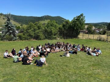 Start pentru prevenție și educație: 60 de tineri au participat la o tabără în Mănăstirea Humorului, o etapă importantă a unui proiect dedicat sănătății emoționale și prevenirii consumului de substanțe interzise.